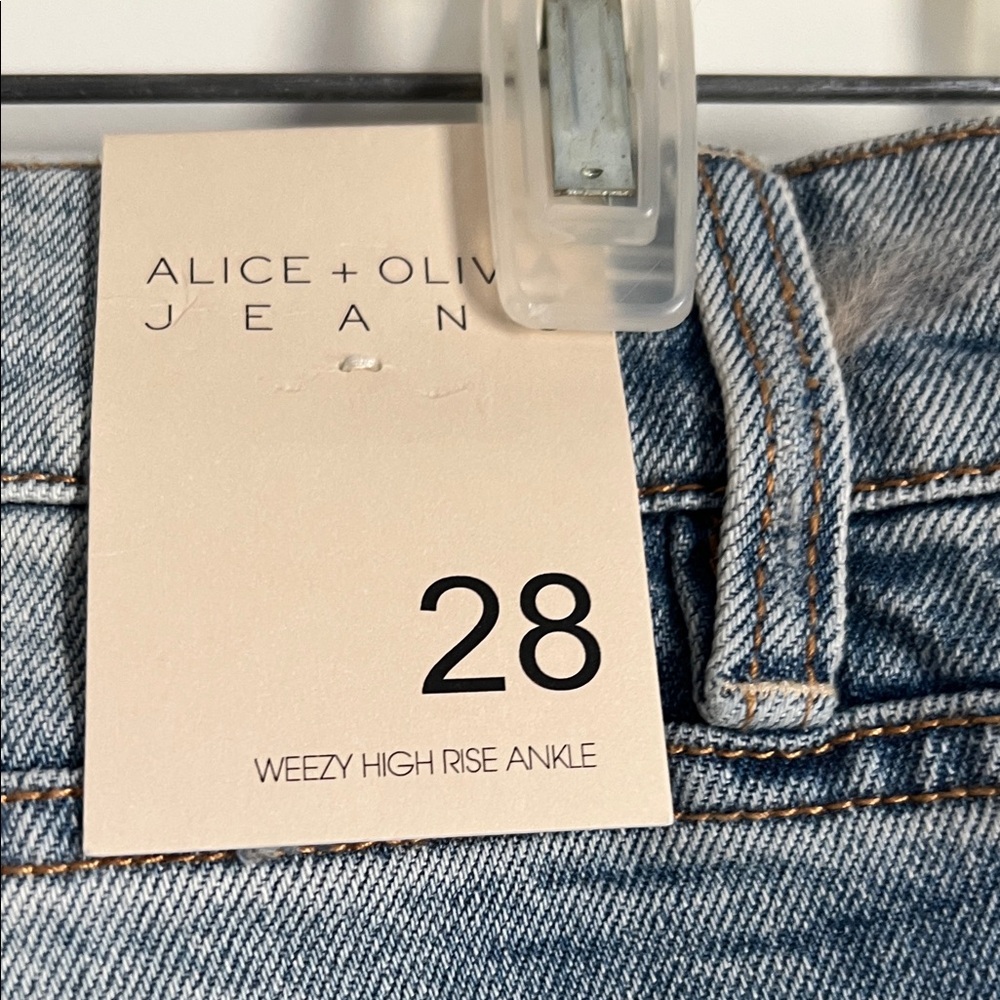NWT Alice+Olivia Weezy jeans with Embellished Hem 28 - Picture 6 of 6